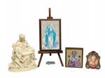 Pietá em resina,  miniatura de cavalete em madeira com imagem de Nossa Sra., porta retrato com moldura em micro mosaico e ícone colado em madeira - 13 cm alt (Pietá).