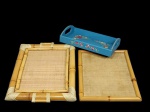 Lote com 3 bandejas, sendo: 2 de bambu com ratan e 1 de madeira pintada à mão - 44 cm x 34 cm a maior.