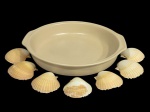 7 conchas shell e travessa em cerâmica marca Fiori - 30 cm d x 5,5 cm alt. (conchas podem ter imperfeições).