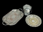 Lote com peças vintage, de metal, sendo: 1) Balde para gelo, com isopor na parte interna da tampa (14 cm d x 15 cm alt). 2) Fruteira marca régia 90 (26 cm d). 3) Bandeja com bordas em relevo (37 cm x 27 cm). (bandejas com desgastes - favor verificar).