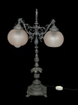 Luminária colonial de mesa em metal patinado com cúpulas de vidro fosco - 62,5 cm alt.