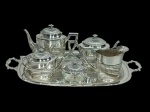 Conjunto para chá ou café espessurado à prata marca Eberle, composto de: 2 bules, jarra, açucareiro, porta-geléia e bandeja. (bandeja com marcas de uso).