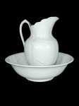 Antigo conjunto em louça inglesa marca J & G. Meakin, com jarra e bacia. (borda colada no bocal da jarra e um lascado na base - marcas de uso - favor verificar).