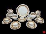 Brennand - Recife - Conjunto para chá com 12 xícaras com 10 pires e 12 pratinhos de servir, bule bojudo, jarra, açucareiro, manteigueira, prato para torta em porcelana da renomada marca, decoração em profusão na borda de pintura à ouro em fundo branco.(açucareiro sem tampa)