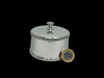 Porta-geléia em metal espessurado à prata marca Bel Prata - 8 cm d x 7 cm alt. (marcas de uso e falta recipiente de vidro).