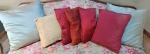 Lote com 7 almofadas decorativas, sendo 3 menores em seda. (usadas - podem ter sujidades).