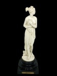 Escultura Banhante de uma releitura da obra de Canova, em  resina Italiana, 40 cm alt. (peça quebrada e colada na parte superior das pernas - favor verificar)