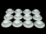 12 xícaras para consomê com seus respectivos pires em porcelana vintage nacional marca Renner, com decoração em detalhe de filete prateado. (1 xícara com fio de cabelo).