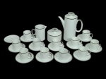 Conjunto vintage para cafezinho em porcelana Renner, com: 11 xícaras, 12 pires, açucareiro, bule e jarrinha.