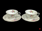 Par de xícaras para chá, em porcelana  nacional, marca Schmidt, com decoração em motivos florais.