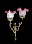 Antigo aplique em bronze, adornado por figura angelical central, com 2 tulipas em vidro degradê - 40 cm alt.