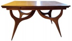Mesa de jantar estilo modernista brasileiro, com linhas curvas e pés afiliados, atribuida a Giuseppe Scapinelli - 124 cm x 86 cm (fechada) e 188 cm x 86 cm (aberta). (manchas e riscos no tampo, necessita de restauro para revitalização da madeira).