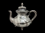 Grande e bojudo bule em metal marca WMF com banho de prata, com decoração em corpo retorcido ao estilo Georgiano. 20 cm alt.