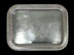 Bandeja Inglesa em metal espessurado à prata marca Sheffield, com trabalho recortado e geométrico na lateral elevada com galeria vazada, no centro finamente cinzelado um brasão de armas central com folhas de acanto, uma cópia fiel das famosas peças inglesas do séc. XVIII e XIX 42 x 32 cm (marcas de uso, desgastes e amassado - favor verificar)