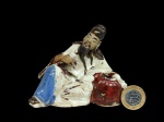 Figura de `Li Bai` em seu estado de contemplação alcólica, feito em cerâmica esmaltada policromada, na base marca Hongkong, 8 cm alt.