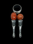 2 tampas para garrafa `Wine stoppers` e anel Salva gotas em metal 