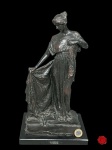Releitura Vintage de escultura em resina com pintura patinada da obra Grecian Draperies criada pela artista americana Bessie Potter Vonnoh, por volta de 1913. Representa jovem vestindo traje grego clássico com tecido fluido, base em pedra mármore. 42 cm alt. total.peso:3,8 g.