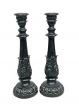 Par de castiçais decorativos feitos em resina na cor black. 29 cm alt.
