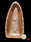 Arte popular sacra - pequeno oratório de parede em cerâmica artesanal, com imagem de Nossa Sra. estilizada, na base marca das ceramistas Nanai e Neguinha, PE., 20 cm alt.