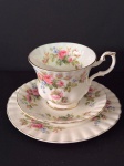 ROYAL ALBERT "MOSS ROSE"  Belíssimo trio de chá vintage em fina porcelana inglesa Bone China