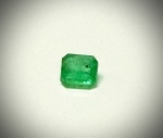 Esmeralda Verde 1,07 CT 100% Natural. Peso Total 1,07 ct. Dimensão: 6 x 6,5 mm. Cor: Verde. Lapidação: Retangular. Quantidade de pedra 1 unidade. Codigo: 3657