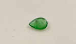 Esmeralda Verde 0,61 ct 100% Natural. Peso total: 0,61 ct. Dimensão: 8 x 5 mm. Cor: Verde . Lapidação: Gota Facetada. Quantidade : 1 unidade. Código: F-3399