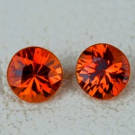 Safira Laranja 0,3 ct 100% Natural. Peso total: 0,3 ct. Dimensão: 2,7 mm. Cor: Laranja . Lapidação: Redondo facetado. Quantidade : 2 unidades. . Tratamento: 100% Natural . Código: F-1252