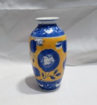 Vaso de porcelana chinesa, apresentando padrão floral, azul vibrandte pintado à mão sobre um fundo amarelo. Aprox. 12,5cm de altura. Detalhes conforme fotos, _(ºLº)_ Caso necessite, tire todas suas dúvidas via atendimento personalizado por WhatsApp: (11) 98681-9377. Não deixe para última hora! Antecipadamente agradecemos pelo seu lance. Sem testes ou garantias futuras de originalidade, funcionalidade, material ou procedência.
