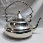 Chaleira samovar clássica espessurada a prata da marca Apolo. Detalhes conforme fotos, _(ºLº)_ Caso necessite, tire todas suas dúvidas via atendimento personalizado por WhatsApp: (11) 98681-9377. Não deixe para última hora! Antecipadamente agradecemos pelo seu lance. Sem testes ou garantias futuras de originalidade, funcionalidade, material ou procedência.