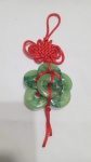 Amuleto Feng Shui de boa sorte com moedas chinesas de imitação de jade e nó chinês vermelho. O amuleto é projetado para atrair riqueza, sucesso e proteção. Aprox. 21cm. Detalhes conforme fotos, _(ºLº)_ Caso necessite, tire todas suas dúvidas via atendimento personalizado por WhatsApp: (11) 98681-9377. Não deixe para última hora! Antecipadamente agradecemos pelo seu lance. Sem testes ou garantias futuras de originalidade, funcionalidade, material ou procedência.