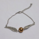 Pulseira Pomo De Ouro Harry Potter Quadribol Prateada com corrente de elos. Detalhes conforme fotos, _(ºLº)_ Caso necessite, tire todas suas dúvidas via atendimento personalizado por WhatsApp: (11) 98681-9377. Não deixe para última hora! Antecipadamente agradecemos pelo seu lance. Sem testes ou garantias futuras de originalidade, funcionalidade, material ou procedência.