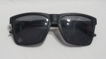 Óculos sol Ray-Ban com lentes e armação pretas. Detalhes conforme fotos, _(ºLº)_ Caso necessite, tire todas suas dúvidas via atendimento personalizado por WhatsApp: (11) 98681-9377. Não deixe para última hora! Antecipadamente agradecemos pelo seu lance. Sem testes ou garantias futuras de originalidade, funcionalidade, material ou procedência.