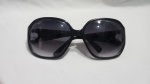 Óculos de sol femininos Jaylo J.LO by Jennifer Lopez em acetato preto apresentam um detalhe recortado circular distinto na dobradiça. Detalhes conforme fotos, _(ºLº)_ Caso necessite, tire todas suas dúvidas via atendimento personalizado por WhatsApp: (11) 98681-9377. Não deixe para última hora! Antecipadamente agradecemos pelo seu lance. Sem testes ou garantias futuras de originalidade, funcionalidade, material ou procedência.