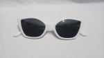 Óculos de sol femininos estilo `gatinho` retro com armação branca e lentes escuras. Detalhes conforme fotos, _(ºLº)_ Caso necessite, tire todas suas dúvidas via atendimento personalizado por WhatsApp: (11) 98681-9377. Não deixe para última hora! Antecipadamente agradecemos pelo seu lance. Sem testes ou garantias futuras de originalidade, funcionalidade, material ou procedência.
