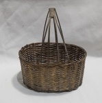 Cesta rústica BANHADO A PRATA trançado, semelhante a um cesto de samambaia ou arame para ovos. O item possui acabamento banhado a prata, evidenciado pela etiqueta na base que diz Silver Plated. Aprox. 10 x 11cm. Detalhes conforme fotos, _(ºLº)_ Caso necessite, tire todas suas dúvidas via atendimento personalizado por WhatsApp: (11) 98681-9377. Não deixe para última hora! Antecipadamente agradecemos pelo seu lance. Sem testes ou garantias futuras de originalidade, funcionalidade, material ou procedência.