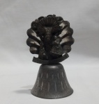 Sineta antiga de metal (sino de mão) decorada com a imagem religiosa de Nossa Senhora dos Desamparados, detalhado em alto relevo. Aprox. 6cm. Detalhes conforme fotos, _(ºLº)_ Caso necessite, tire todas suas dúvidas via atendimento personalizado por WhatsApp: (11) 98681-9377. Não deixe para última hora! Antecipadamente agradecemos pelo seu lance. Sem testes ou garantias futuras de originalidade, funcionalidade, material ou procedência.