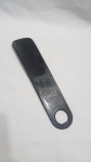 Calçadeira de plástico preta usada para ajudar a calçar sapatos. Possui trincado na parte superior. Aprox. 4 x 20cm. Detalhes conforme fotos, _(ºLº)_ Caso necessite, tire todas suas dúvidas via atendimento personalizado por WhatsApp: (11) 98681-9377. Não deixe para última hora! Antecipadamente agradecemos pelo seu lance. Sem testes ou garantias futuras de originalidade, funcionalidade, material ou procedência.