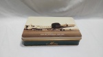 Lata antiga Alitalia Magnifica, usada como kit de amenidades na primeira classe. A lata apresenta detalhes técnicos do avião Avro 691 Lancastrian.  Item oferecido em voos intercontinentais durante as décadas de 1950 e 1970. Detalhes conforme fotos, _(ºLº)_ Caso necessite, tire todas suas dúvidas via atendimento personalizado por WhatsApp: (11) 98681-9377. Não deixe para última hora! Antecipadamente agradecemos pelo seu lance. Sem testes ou garantias futuras de originalidade, funcionalidade, material ou procedência.