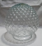 Globo de vidro transparente estilo bico de jaca com padrão de diamante, comumente utilizado em luminárias de teto. Detalhes conforme fotos, _(ºLº)_ Caso necessite, tire todas suas dúvidas via atendimento personalizado por WhatsApp: (11) 98681-9377. Não deixe para última hora! Antecipadamente agradecemos pelo seu lance. Sem testes ou garantias futuras de originalidade, funcionalidade, material ou procedência.