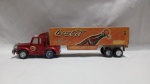 Caminhão promocional de brinquedo da Coca -Cola, apresentado em uma miniatura de plástico e metal com detalhes antigos.Detalhes conforme fotos, _(ºLº)_ Caso necessite, tire todas suas dúvidas via atendimento personalizado por WhatsApp: (11) 98681-9377. Não deixe para última hora! Antecipadamente agradecemos pelo seu lance. Sem testes ou garantias futuras de originalidade, funcionalidade, material ou procedência.