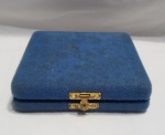 Estojo de veludo azul utilizado para armazenar medalhas comemorativas ou condecorações. A caixa possui fecho dourado na parte frontal  e possui marcas do tempo. Aprox. 11 x 11cm. Detalhes conforme fotos, _(ºLº)_ Caso necessite, tire todas suas dúvidas via atendimento personalizado por WhatsApp: (11) 98681-9377. Não deixe para última hora! Antecipadamente agradecemos pelo seu lance. Sem testes ou garantias futuras de originalidade, funcionalidade, material ou procedência.