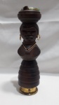 Abridor de garrafas antigo com escultura de jacarandá representando uma baiana, popular nas décadas de 1960 e 1970. Possui pedras naturais roladas no topo e detalhes em dourado nos brincos, colar e base da peça. Aprox. 16cm. Detalhes conforme fotos, _(ºLº)_ Caso necessite, tire todas suas dúvidas via atendimento personalizado por WhatsApp: (11) 98681-9377. Não deixe para última hora! Antecipadamente agradecemos pelo seu lance. Sem testes ou garantias futuras de originalidade, funcionalidade, material ou procedência.