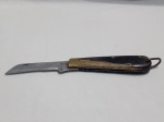 Canivete pica fumo antigo com cabo em osso e bronze. apresenta uma coroa grafada na lâmina. Medindo 18cm quando aberto. Detalhes conforme fotos, _(ºLº)_ Caso necessite, tire todas suas dúvidas via atendimento personalizado por WhatsApp: (11) 98681-9377. Não deixe para última hora! Antecipadamente agradecemos pelo seu lance. Sem testes ou garantias futuras de originalidade, funcionalidade, material ou procedência.
