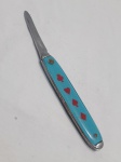 Canivete de bolso antigo, com cabo confeccionado em material sintético azul, decorado com os naipes de baralho e lâmina feita de aço dobrável e de corte liso. Detalhes conforme fotos, _(ºLº)_ Caso necessite, tire todas suas dúvidas via atendimento personalizado por WhatsApp: (11) 98681-9377. Não deixe para última hora! Antecipadamente agradecemos pelo seu lance. Sem testes ou garantias futuras de originalidade, funcionalidade, material ou procedência.