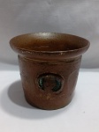 Almofariz antigo de bronze com uma pátina escura. Semelhante a modelos do século XVII, apresenta decorações em relevo nas laterais. Era comumente utilizado em farmácias antigas ou cozinhas para moer ingredientes. Aprox. 6 x 8 x 9cm. Detalhes conforme fotos, _(ºLº)_ Caso necessite, tire todas suas dúvidas via atendimento personalizado por WhatsApp: (11) 98681-9377. Não deixe para última hora! Antecipadamente agradecemos pelo seu lance. Sem testes ou garantias futuras de originalidade, funcionalidade, material ou procedência.