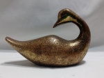Escultura de bronze de um pato com textura martelada. Aprox. 12cm x 8cm. Detalhes conforme fotos, _(ºLº)_ Caso necessite, tire todas suas dúvidas via atendimento personalizado por WhatsApp: (11) 98681-9377. Não deixe para última hora! Antecipadamente agradecemos pelo seu lance. Sem testes ou garantias futuras de originalidade, funcionalidade, material ou procedência.