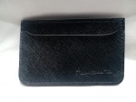 Porta-cartões preto com textura saffiano da marca Occhialeria que está gravada na frente do lado inferior direito. Detalhes conforme fotos, _(ºLº)_ Caso necessite, tire todas suas dúvidas via atendimento personalizado por WhatsApp: (11) 98681-9377. Não deixe para última hora! Antecipadamente agradecemos pelo seu lance. Sem testes ou garantias futuras de originalidade, funcionalidade, material ou procedência.