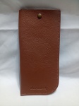 Estojo para óculos marrom, em couro, da marca Occhialeria. Aprox. 9 x 19cm. Detalhes conforme fotos, _(ºLº)_ Caso necessite, tire todas suas dúvidas via atendimento personalizado por WhatsApp: (11) 98681-9377. Não deixe para última hora! Antecipadamente agradecemos pelo seu lance. Sem testes ou garantias futuras de originalidade, funcionalidade, material ou procedência.