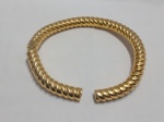 Colar design Italiano Choker Aro Rígido Torcido luxo acessório dourado. Aprox. 17 cm de diâmetro. Detalhes conforme fotos, _(ºLº)_ Caso necessite, tire todas suas dúvidas via atendimento personalizado por WhatsApp: (11) 98681-9377. Não deixe para última hora! Antecipadamente agradecemos pelo seu lance. Sem testes ou garantias futuras de originalidade, funcionalidade, material ou procedência.