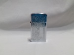 ZIPPO - Isqueiro Zippo modelo Slim com acabamento Venetian em cromo polido. A tampa está solta. Detalhes conforme fotos, _(ºLº)_ Caso necessite, tire todas suas dúvidas via atendimento personalizado por WhatsApp: (11) 98681-9377. Não deixe para última hora! Antecipadamente agradecemos pelo seu lance. Sem testes ou garantias futuras de originalidade, funcionalidade, material ou procedência.
